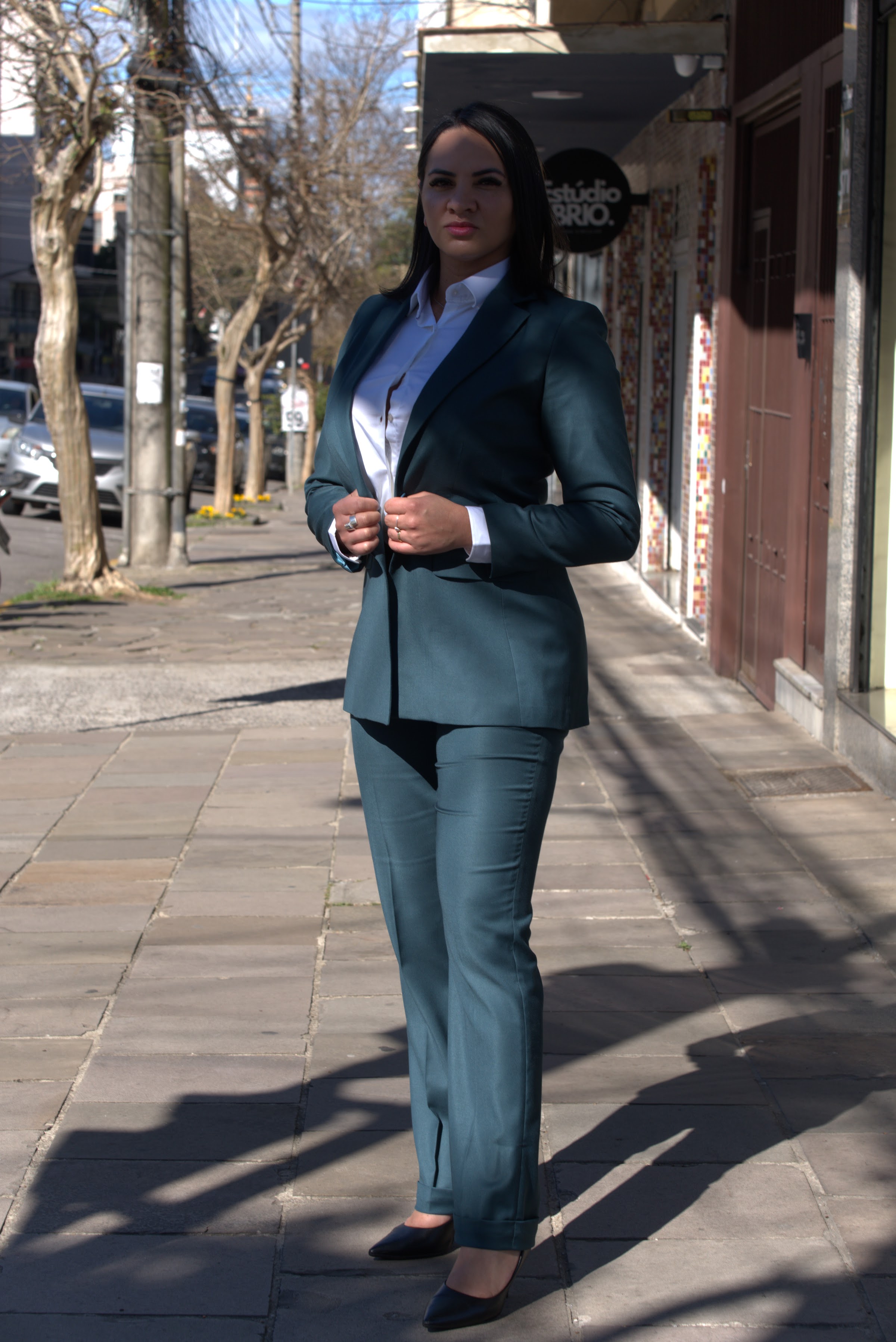 Costume calça + blazer verde musgo — fotografia da peça Cris Taglieber